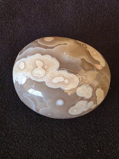 Alternate view of Lebanese orbicular flower agate specimen №003, 223g, from Corniche el-Mina, showing full orbicule distribution across the polished surface.
